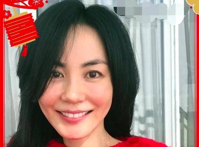 肋骨|51岁天后王菲最新广告大片出炉，瘦到胸前肋骨明显，还撞脸高圆圆