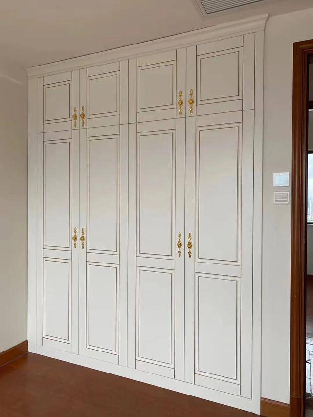 另一个卧室的衣柜是欧式的风格,白色的衣柜搭配金色的把手,很漂亮.