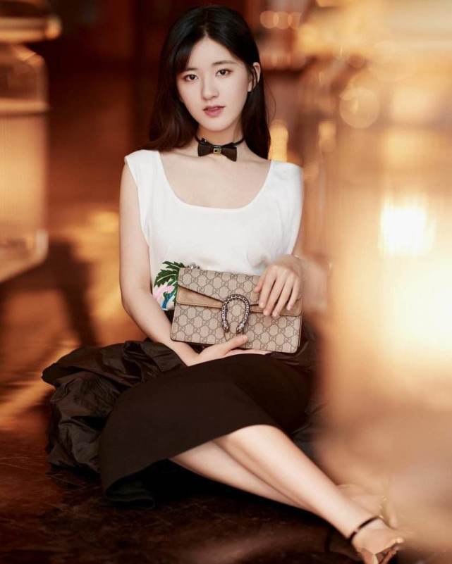 辣酱|原创赵露思秋天第一顿方便面，方便面蘸冰淇淋加辣酱，黑暗吃法受好评