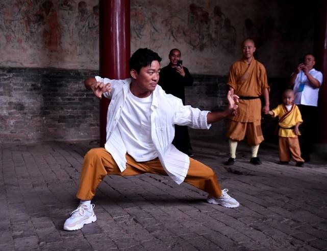 王宝强重回少林寺,与僧侣互动跪拜师父,扎马步打少林拳状态好