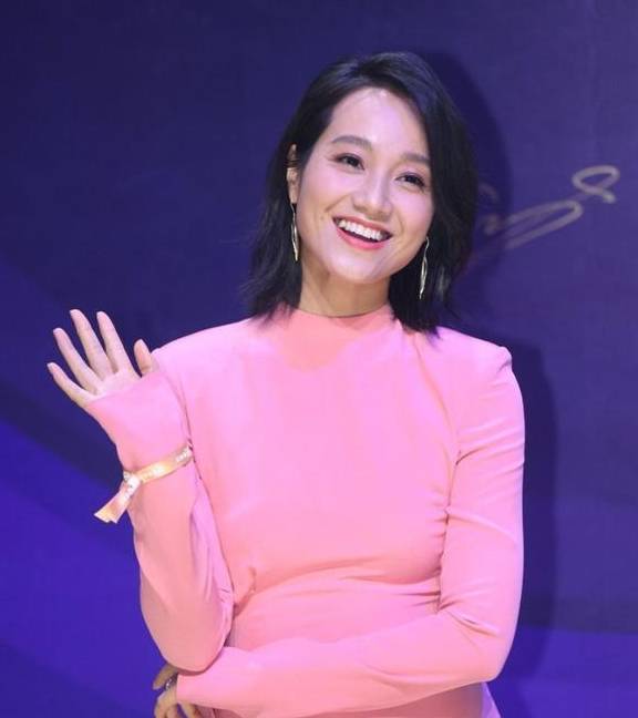 袁泉|尖叫之夜红毯生图：袁泉、海清同穿开叉裙PK，朱丹转走扮嫩少女路