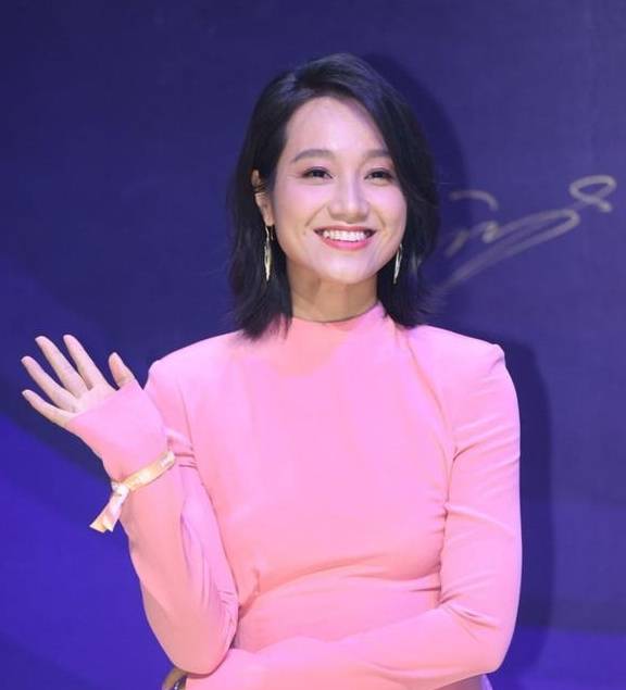 袁泉|尖叫之夜红毯生图：袁泉、海清同穿开叉裙PK，朱丹转走扮嫩少女路