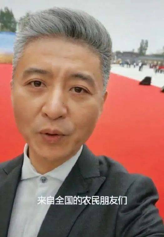 45歲央視主持周煒滿頭白髮像60歲？隻比撒貝寧大一歲！樂嘉在公共場合撩妹？ 娛樂 第1張