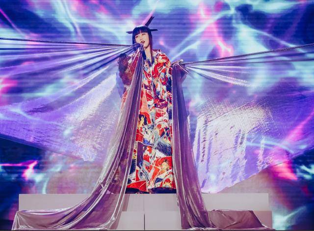 官方|原创黄龄摔落舞台坚持唱完彰显女排精神,官方通报解释却不得网友认可