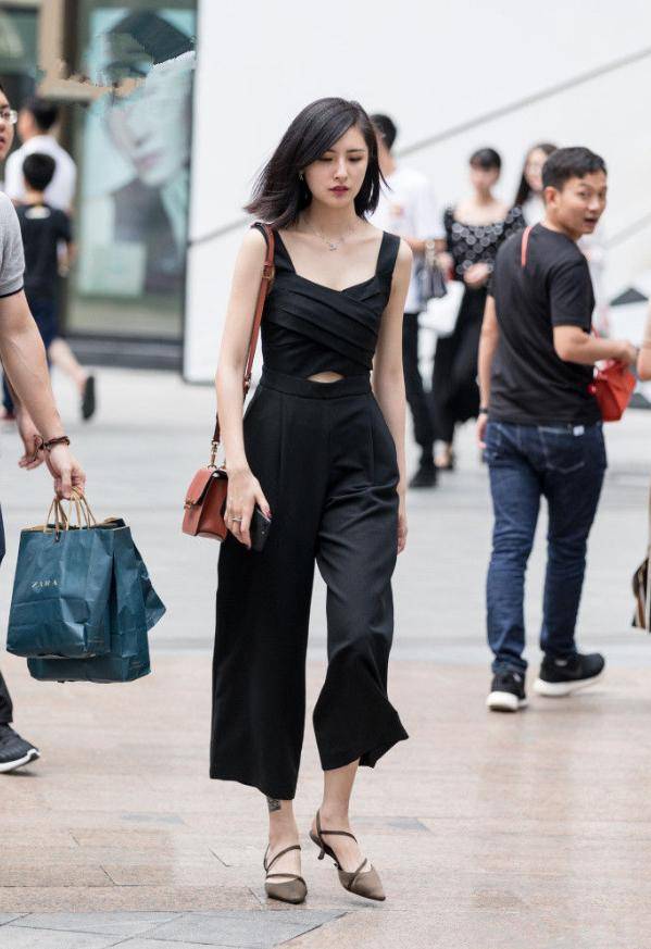 潮流|街拍:初秋穿搭,这6款阔腿裤引领时尚潮流