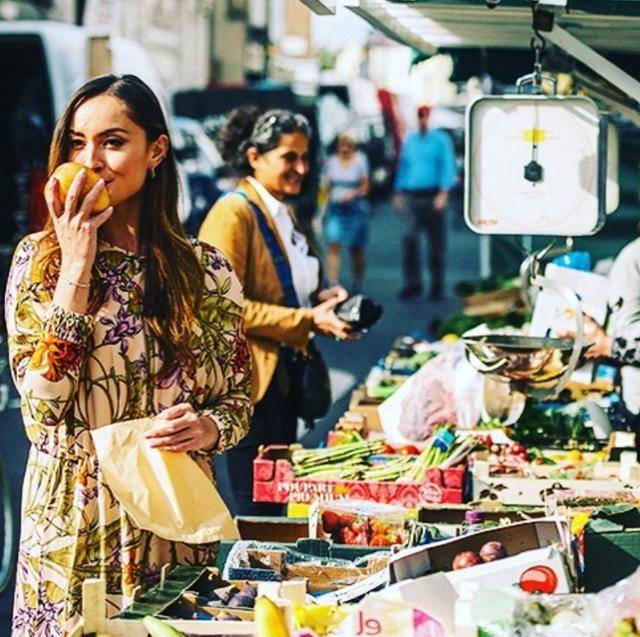 睡衣|新晋赌王心头爱终于露面！穿蕾丝睡衣印花衫，还是肤白貌美模样