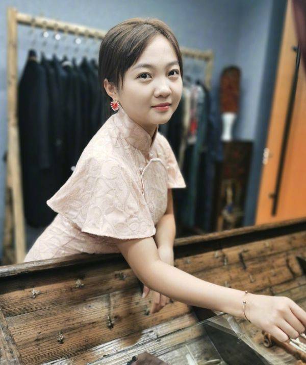 旗袍|林妙可旗袍造型公开，赘肉明显好显老，才21岁看起来像少妇