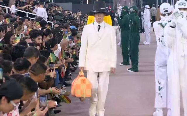 热巴|大牌看秀现场生图:热巴疲态尽显,虞书欣星味全无,奚梦瑶脸肿