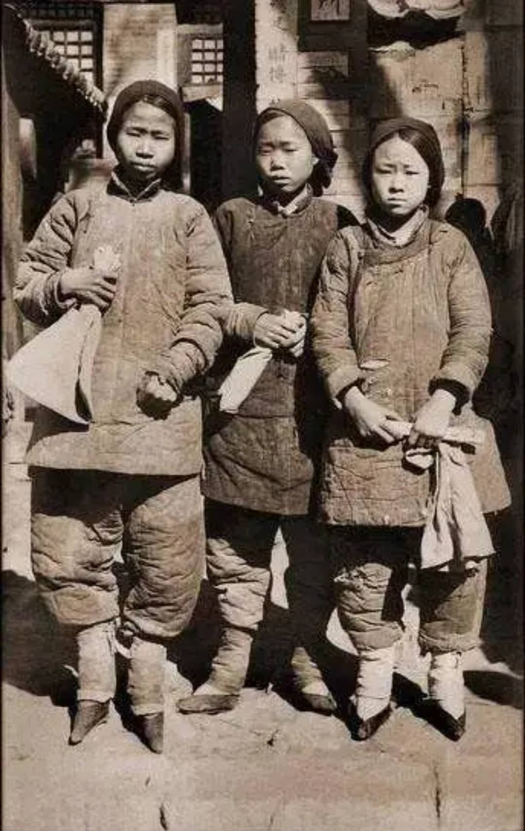 原创清末真实照片,地主小老婆扭扭捏捏,祖孙三人在墙根"酒足饭饱"