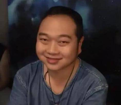 何文辉因被许多网友嘲笑是智障但在拍戏时他受到周星驰的敬重