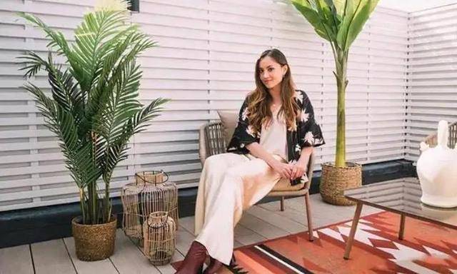 睡衣|新晋赌王心头爱终于露面！穿蕾丝睡衣印花衫，还是肤白貌美模样