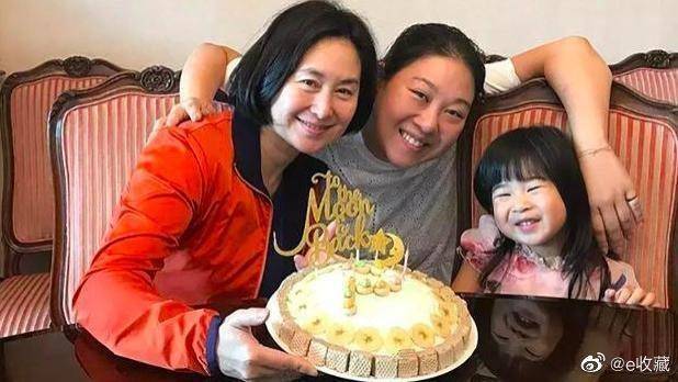 干女儿晒何超琼私照，抱宠物狗和蔼可亲，58岁无