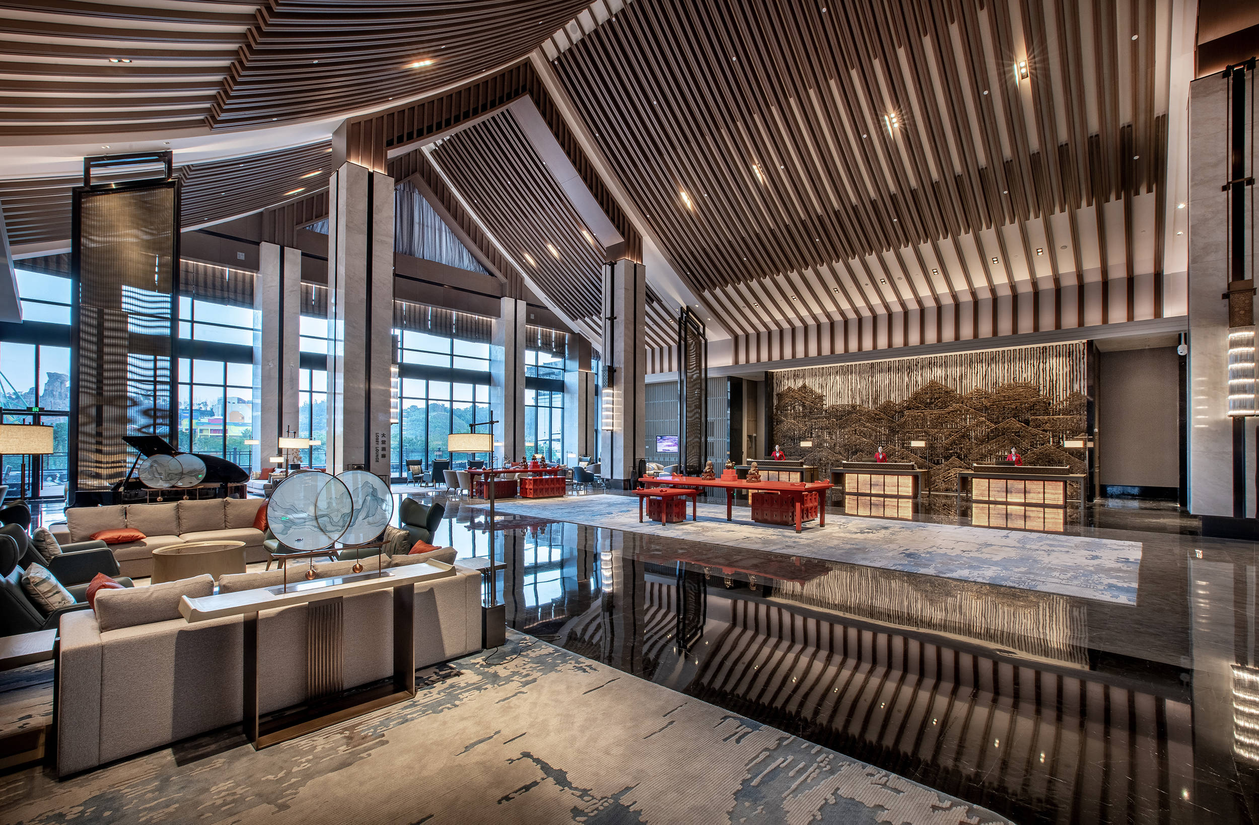 重庆融创万达嘉华酒店位于湖心岛中心,其设计灵感来源于重庆的自然