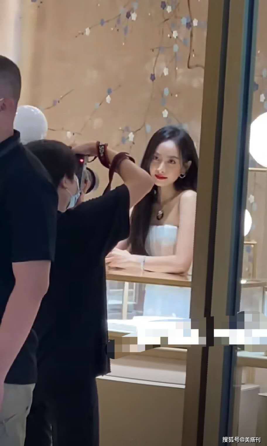 身材|金鹰女神候选人宋茜生图惊艳，一袭抹胸开叉裙，身材凹凸颜值能打