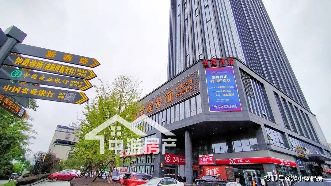 小区周边主要的大型商业有红旗广场的步步高商圈,银泰财富广场,东方