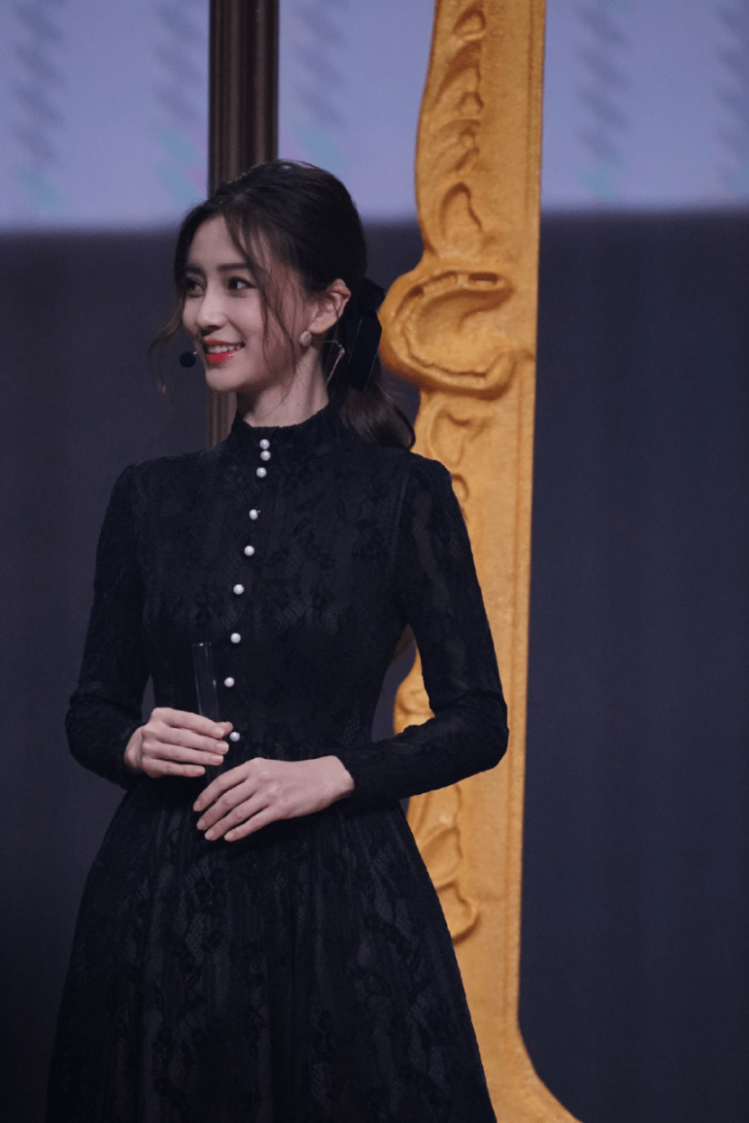 杨颖的穿搭"小心思"好多,格纹拼接礼服下摆不规则设计,好惊艳