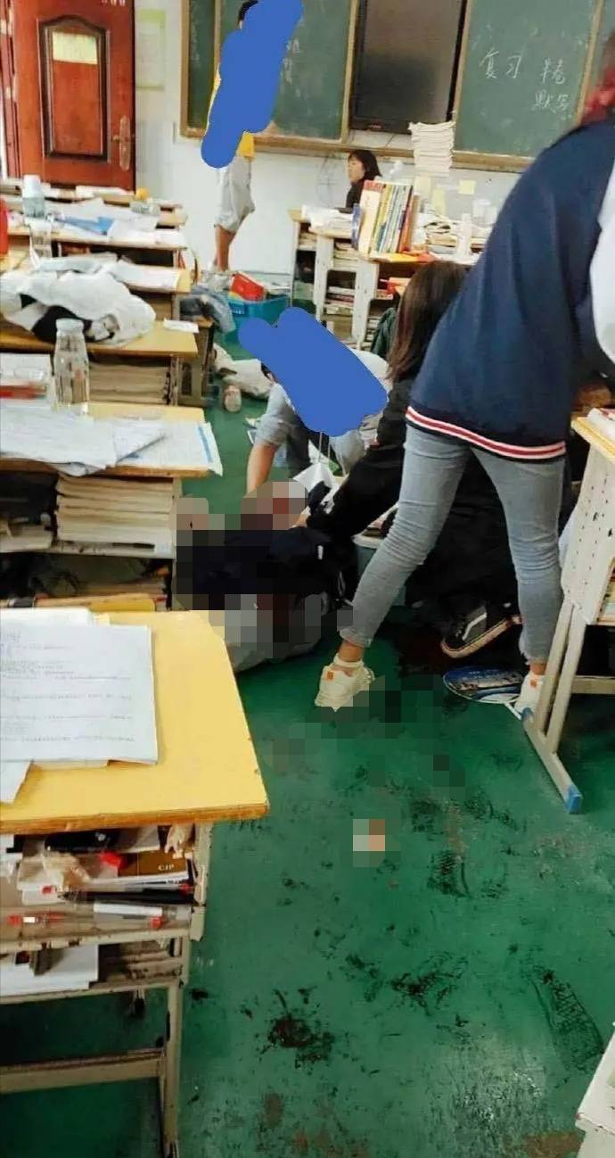 仙桃两高三女生在教室被男同学捅死,多名同学第一时间帮她们止血