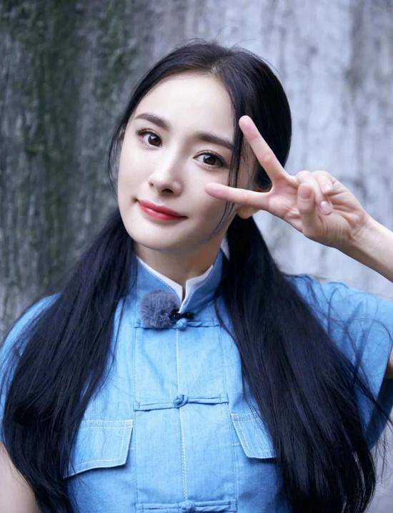 赵露思|发量王者赵露思的减龄搭配你也可以学