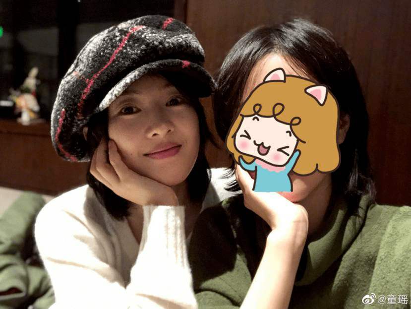 童瑶|童瑶素颜彩排，肤色蜡黄但皮肤紧致，冯巩走路驼背穿的很朴素！