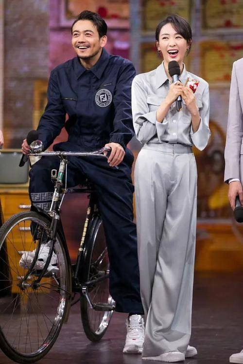 童瑶|童瑶素颜彩排，肤色蜡黄但皮肤紧致，冯巩走路驼背穿的很朴素！