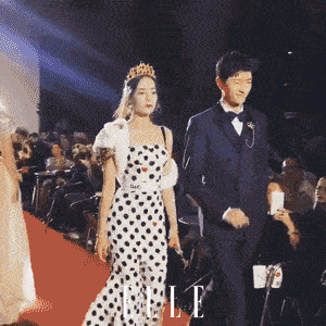 单照美|热巴求你赶紧抗衰吧，单照美出圈，合影却被十八线吊打？