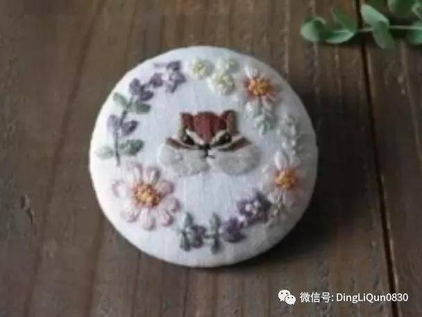 手绣|「刺绣作品」50款时尚的手绣布料纽扣，也许用的到！