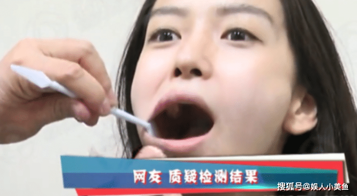 Baby|Baby强穿抹胸裙，上台后滑落，当场整理这个部位真尴尬