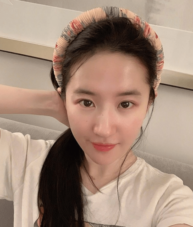 陈以溪|壕疯狂追星！知名设计师好莱坞买广告牌，只求加刘亦菲好友