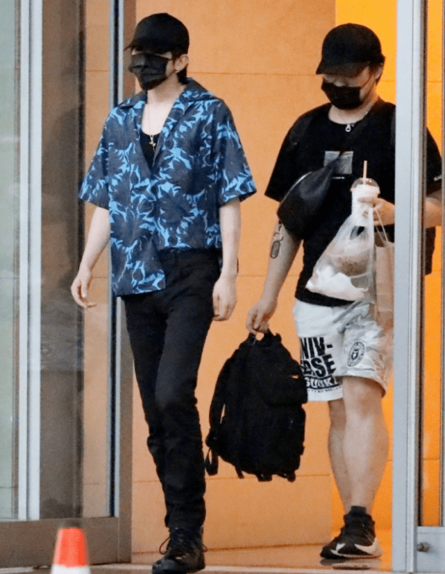 184蔡徐坤跟助理同框,看清两人腿长对比后,差点以为我