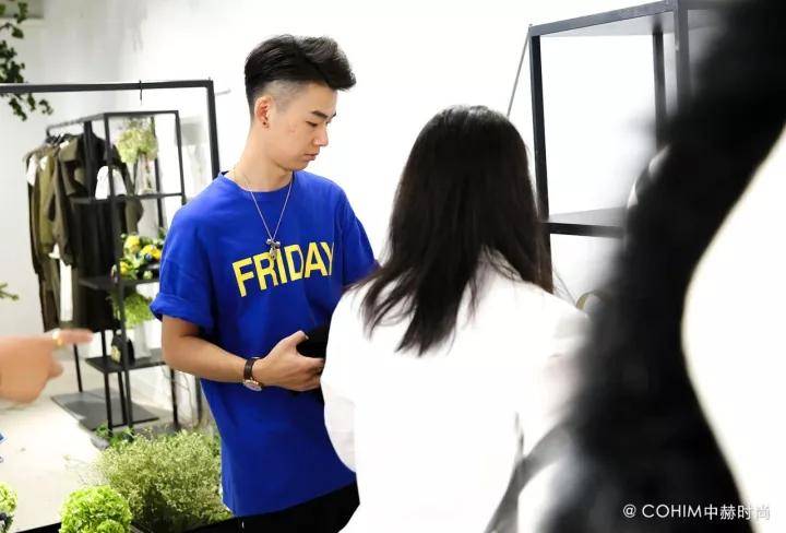 朋友|陈列设计师培训体验中赫时尚-坐在银行柜台前的，那根本不是我