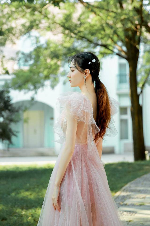 粉色|徐璐分手后愈发精致了，穿淡粉色轻纱裙似仙女下凡，美到让人心动