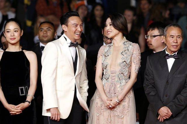 舒淇|舒淇和姜文老婆同台斗艳，穿粉裙身材饱满迷人，衬得周韵太单薄