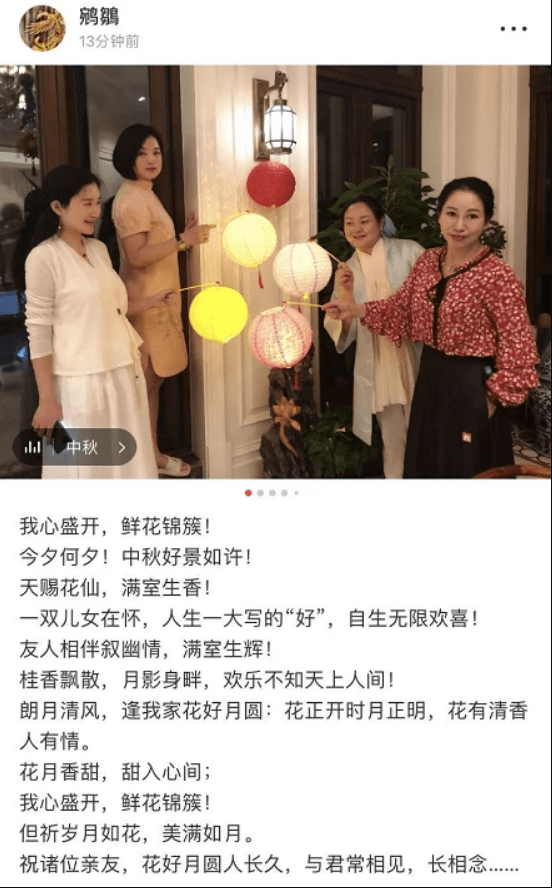 在照片中,杜星霖与好友合照,友人抱着女儿小花仙,而杜星霖则握着睡