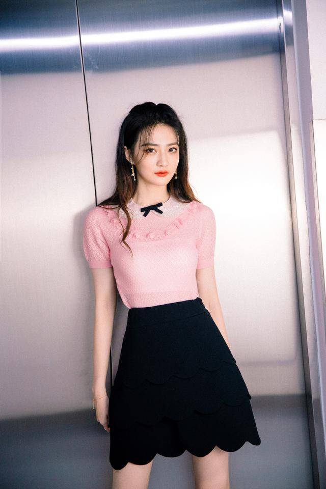 粉色|徐璐分手后愈发精致了，穿淡粉色轻纱裙似仙女下凡，美到让人心动