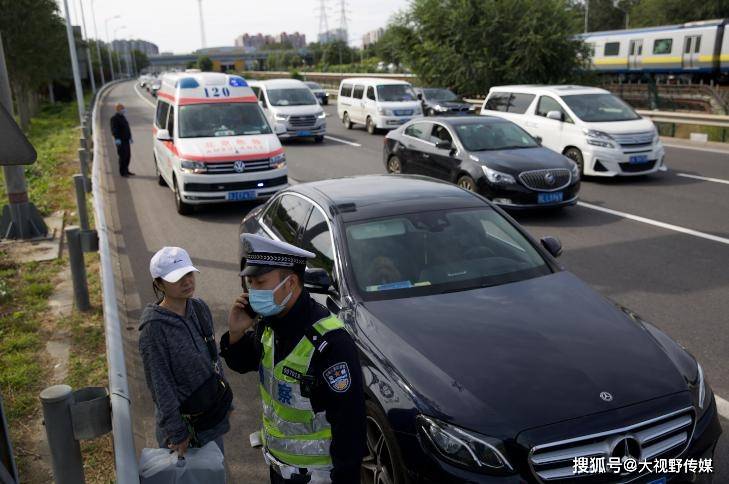 北京交警严查 违法占用应急车道 昨日380余名司机被罚