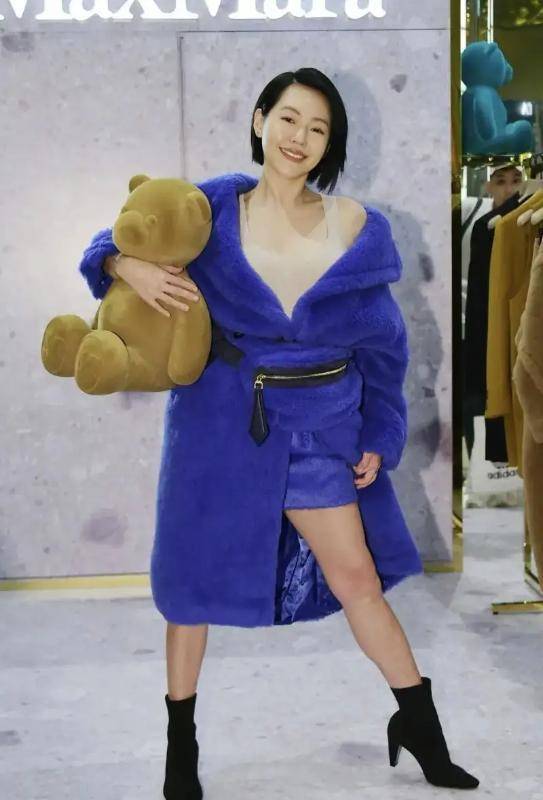 小s带三个女儿拍杂志,同款麻花辫很接地气,相似鼻型真