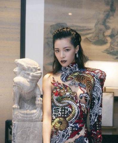 戚薇|当戚薇撞衫钟楚曦，没她酷但比她甜，龙纹旗袍韵味十足