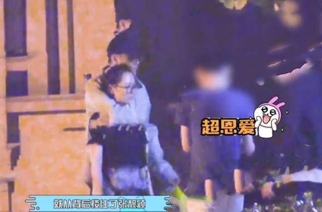 张靓颖现身机场获小男友陪伴超甜蜜,穿短裙美出新高度