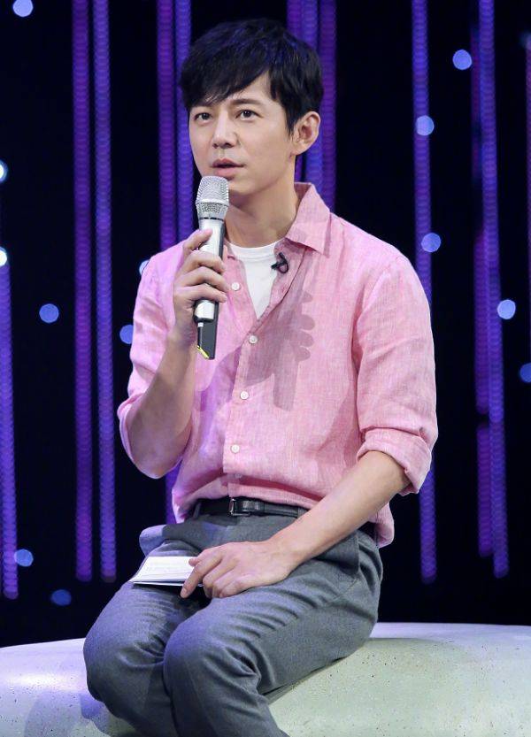 离开|还相信何炅是“不老男神”?看他离开精修后的样子,不过就是位土大爷