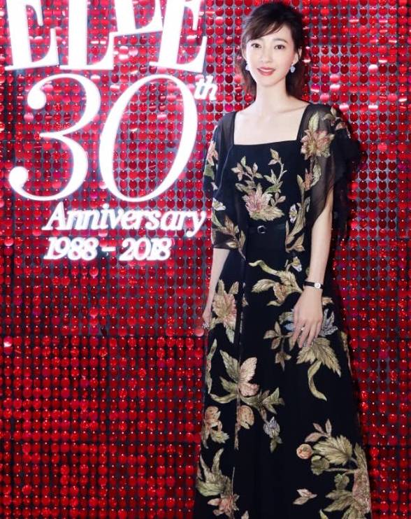 衣服|当明星可真累，王丽坤为了秀出小蛮腰，衣服紧得连腰都不能弯！