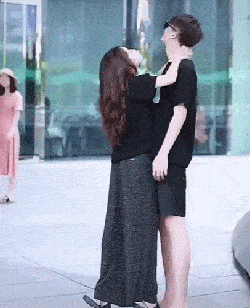 网友|成都太古里禁止街拍，网友纷纷叫好，街拍从何时开始“变味”？