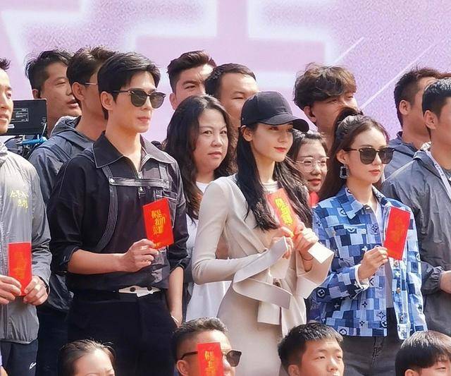 迪丽热巴|原创《你是我的荣耀》路透曝光，杨洋热巴青春洋溢，穿校服无违和感