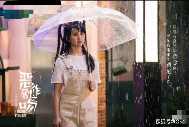 杨丽萍|原创杨丽萍侄女小彩旗吻戏引热议,李成儒评价:动真格了,因为有黏液