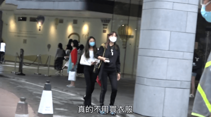 任达华|任达华女儿与妈妈同框似姐妹，逆天长腿成品牌新宠，如行走的衣架