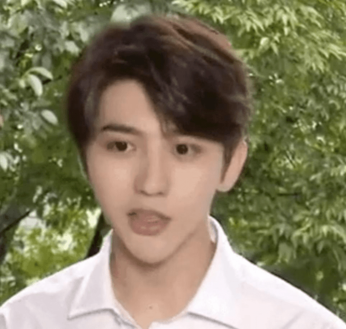 鼻子|原创?蔡徐坤再现“芒果脸”，鼻子下巴歪斜明显，粉丝辟谣:是天生的