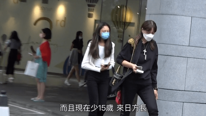 任达华|任达华女儿与妈妈同框似姐妹，逆天长腿成品牌新宠，如行走的衣架