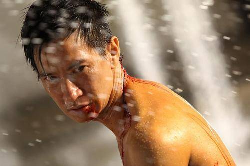 调整|原创55岁张家辉近况，身体暴瘦老态尽显，过街需要妻子搀扶