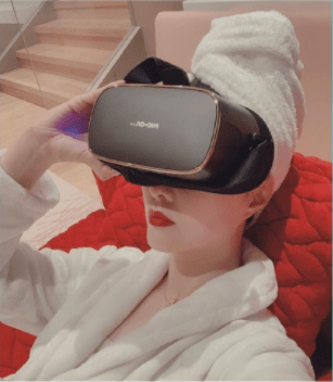 范冰冰|范冰冰躺家里云看秀,穿浴袍化浓妆显违和,背景暴露她仍住豪宅