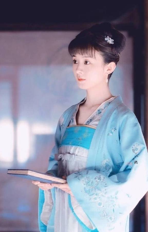 赵丽颖|当赵丽颖穿上汉服后，女人味十足！难怪让冯绍峰为之着迷