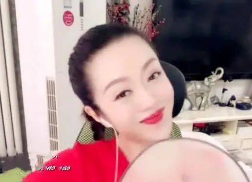 温美玲,曾经是演员王小利的妻子.